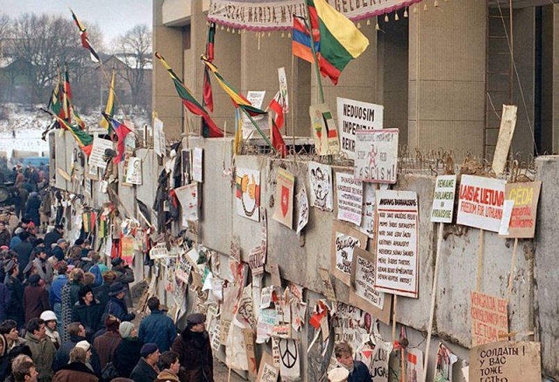 17 января 1991 г. Антисоветские политические граффити заполнили стену у парламента в Вильнюсе / Источник: ok.ru