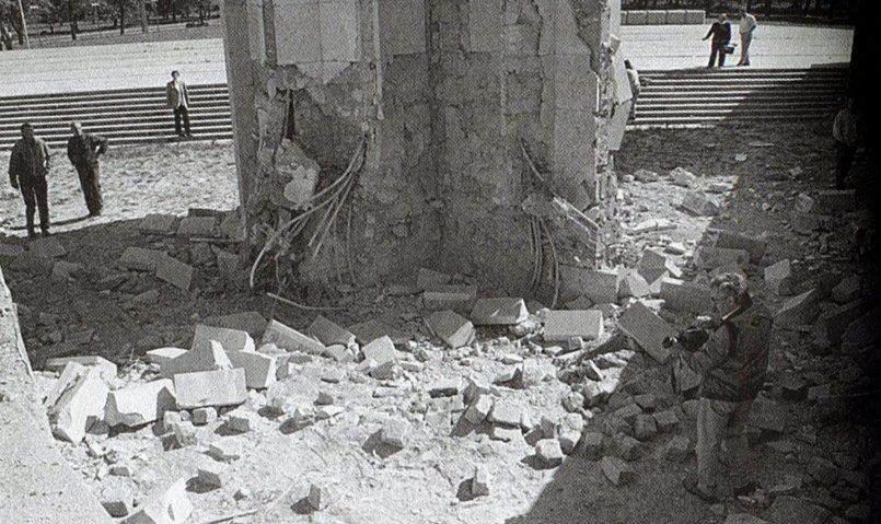 Повреждённое основание памятника после взрыва, устроенного неонацистами из Перконкрустса
