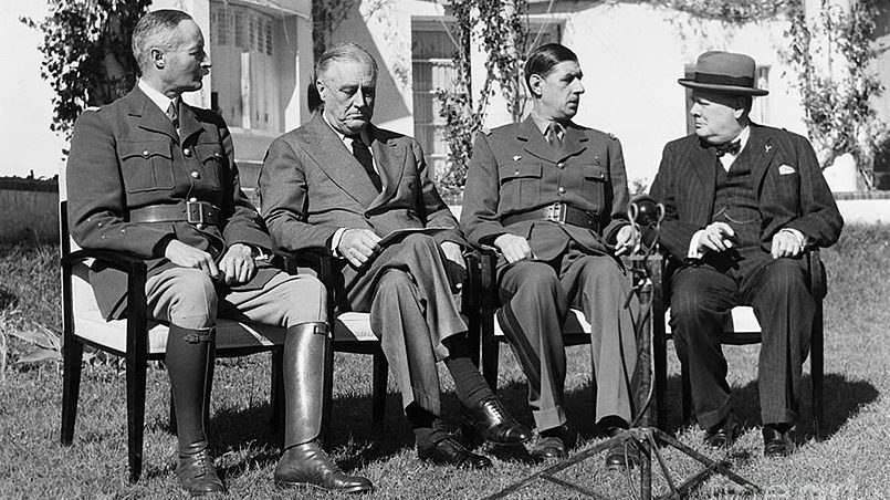 Фото: Французский генерал Анри Жиро, президент Франклин Д. Рузвельт, французский генерал Шарль де Голль и британский премьер-министр Уинстон Черчилль на лужайке виллы Рузвельта во время конференции в Касабланке, 1943 год / Фото: fineartamerica.com
