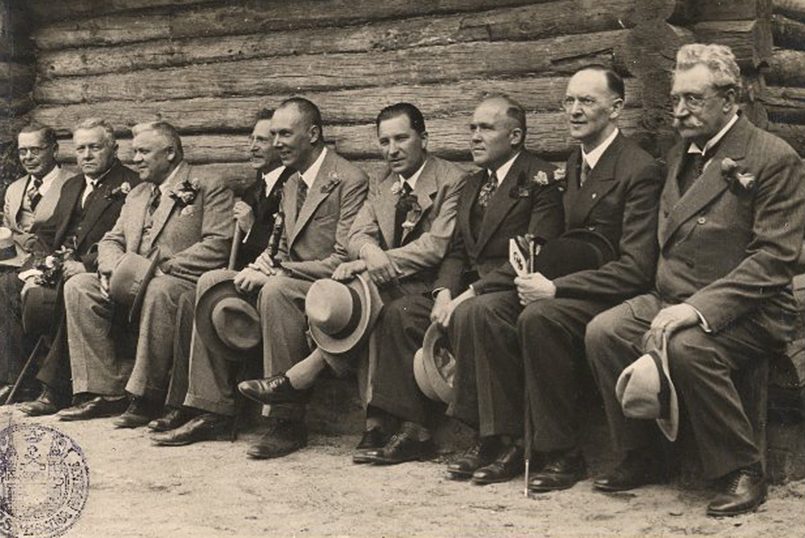 Члены пятого правительства Карлиса Ульманиса посещают Рижский этнографический музей. Второй слева — Янис Балодис, третий слева — Карлис Ульманис