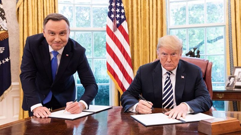 Prezydent Stanów Zjednoczonych nie zaproponował A.Dude usiąść na krzesło podczas ceremonii podpisania umowy o strategicznej współpracy między Polską a Stanami Zjednoczonymi / Fot .: Russian Monitor