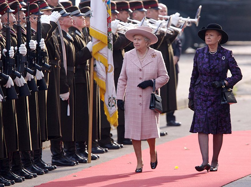 Королева Великобритании Елизавета II и экс-президент Латвии Вайра Вике-Фрейберга / Источник: sputniknewslv.com