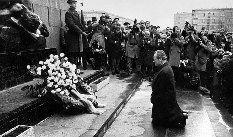 В Варшаве канцлер ФРГ Вилли Брандт неожиданно встал на колени перед памятником погибшим во время восстания в Варшавском гетто / Фото: twitter.com