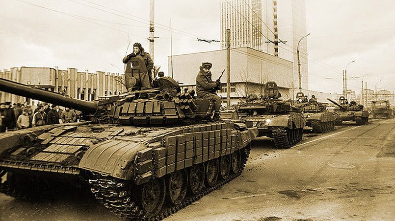 В ночь с 12 на 13 января колонны советской бронетехники из так называемого «Северного городка» направились в центр Вильнюса / Фото: kompravda.eu