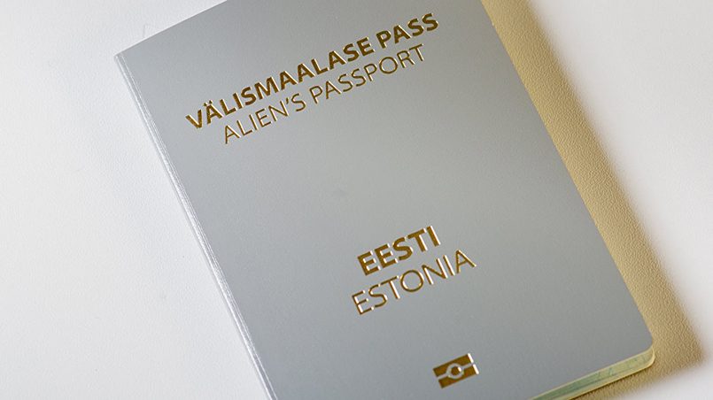 Серый паспорт негражданина Эстонии / Источник: sputnik-news.ee