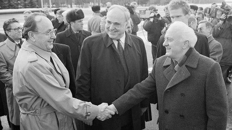 Эдуард Шеварднадзе (справа) приветствует Ганса-Дитриха Геншера (слева) и Гельмута Коля (в центре) 10 февраля 1990 г. по прибытии в Москву на переговоры по воссоединению Германии. Фото: AP Photo / Victor Yurchenko.