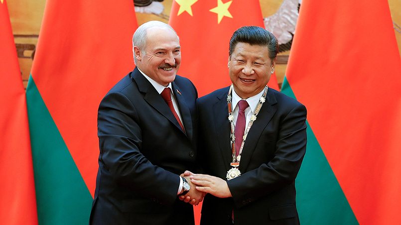 Президент Беларуси Александр Лукашенко и председатель КНР Си Цзиньпин во время встречи в Пекине, сентябрь 2016 года / Фото: gazeta.ru