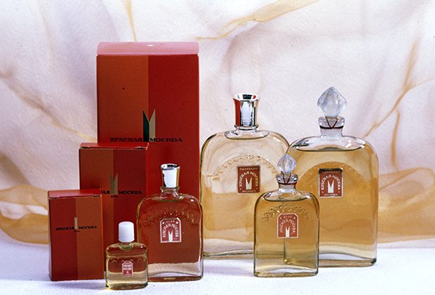 Духи «Красная Москва» парфюмерной фабрики «Новая заря» завоевали Гран-при на международной выставке в Брюсселе в 1958 году / Фото: РИА Новости