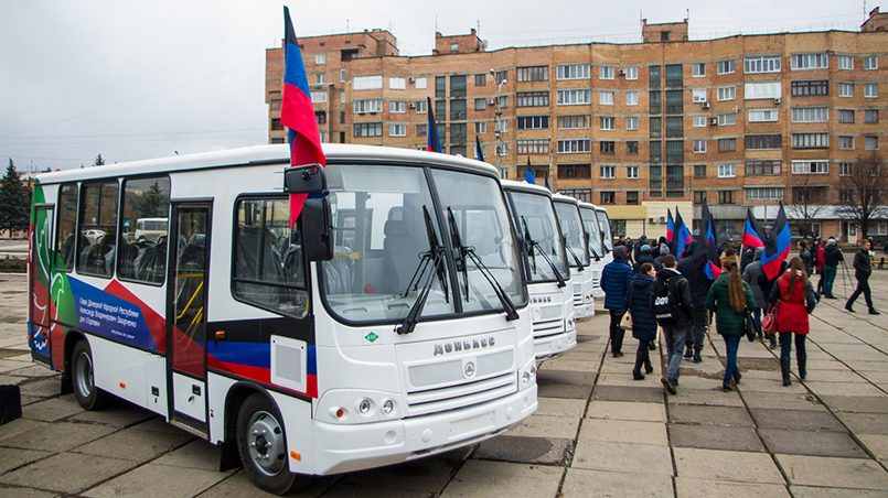 Автобусы из городов ДНР довозят пассажиров до блокпостов ДНР, где силовики проводят контроль / Фото: dnr-pravda.ru