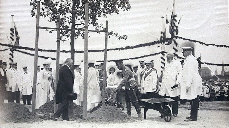 Николай Второй сажает деревья в Петровском парке, Рига, 1910 год