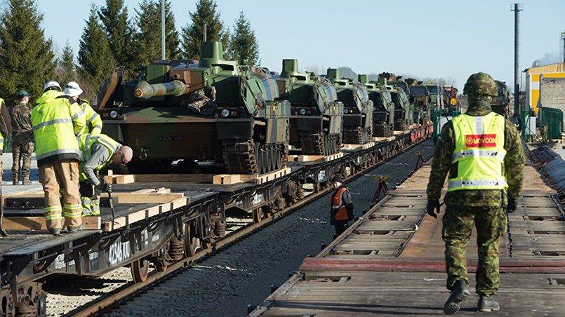 Разгрузка французской военной техники, входящей в состав миссии НАТО, на военной базе Тапа, Эстония / Фото: AFP 2018