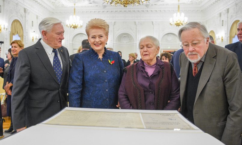 В Вильнюсе в президентском дворце состоялась церемония передачи Литве Акта о независимости 1918 года / Фото: lrp.lt