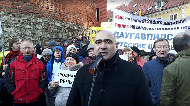 Активист Илья Козырев на митинге против перевода образования на латышский язык / Фото: ria.ru