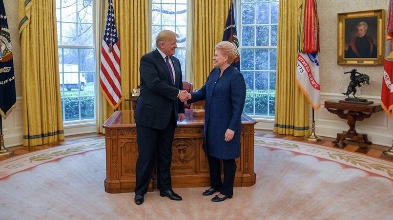 Дональд Трамп и Даля Грибаускайте на встрече в Вашингтоне 3 апреля / Источник: baltnews.lt