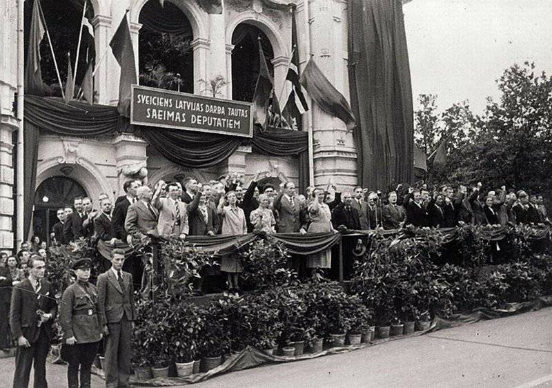 Митинг у Национального театра во время присоединения Латвии к СССР в 1940 году