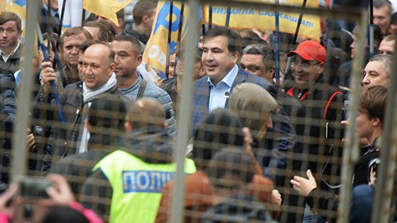 Михаил Саакашвили в ходе митинга около здания Рады потребовал, чтобы украинский лидер Петр Порошенко ушел в отставку, октябрь 2017 / Фото: ria.ru