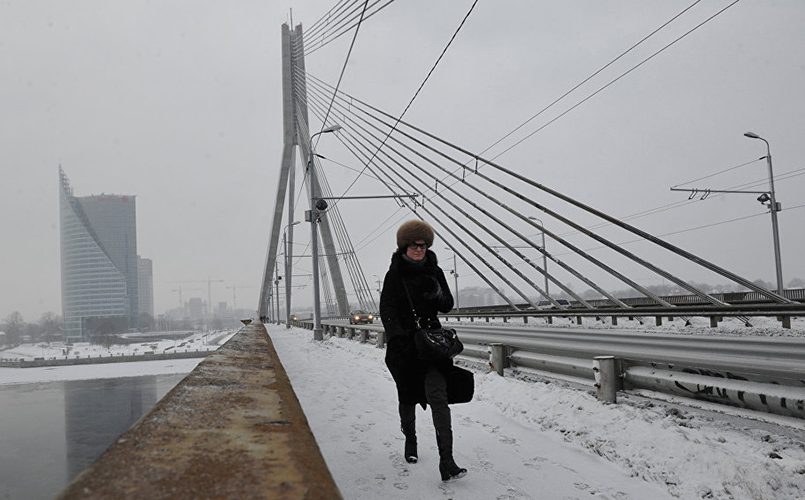 Прохожая на Вантовом мосту через реку Даугава в Риге / ria.ru