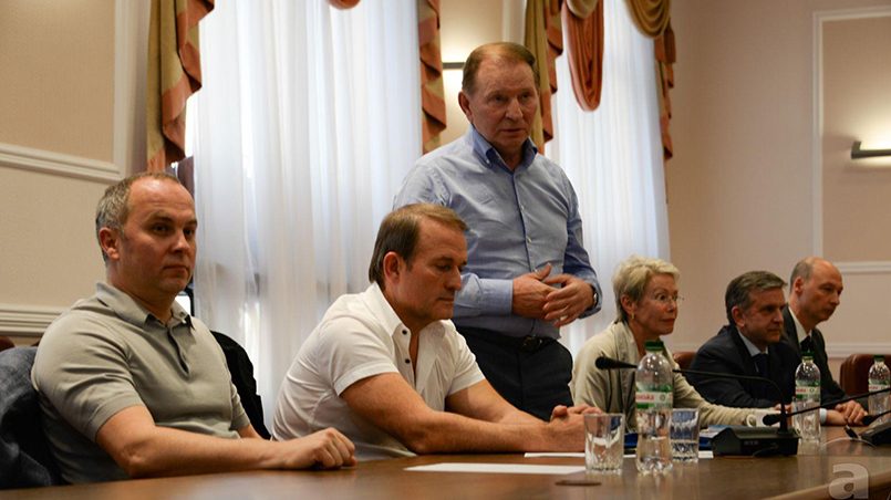 Виктор Медведчук (второй слева) на переговорах по урегулированию конфликта в Донбассе. Минск, 2015 год. Фото: unn.com.ua