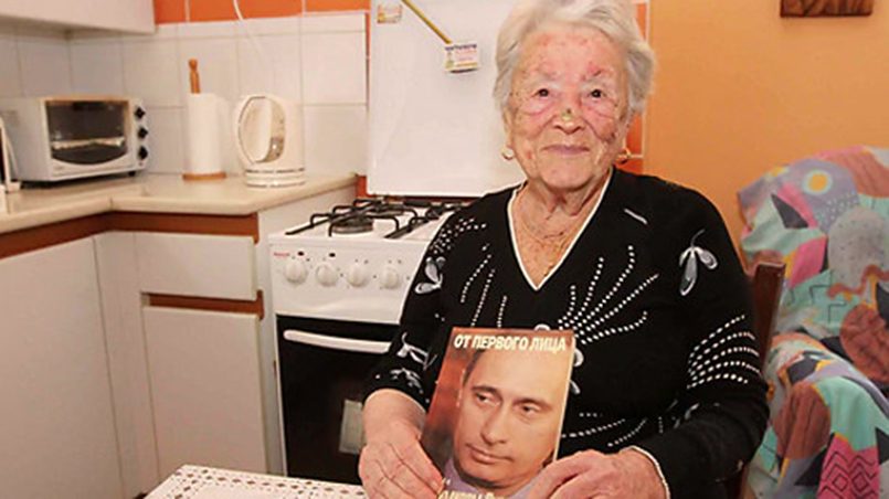 «Я увидела Ельцина, и в стороне от него был Путин. Я подбежала к телевизору, чтобы посмотреть поближе»
