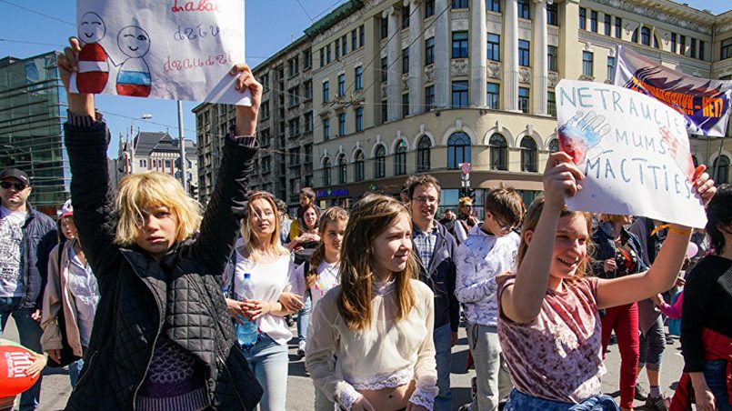 Протесты в Риге против перевода обучения в школах нанациональный язык / Фото: Vesti.lv