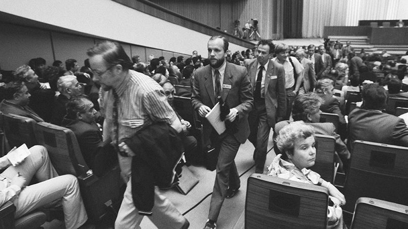 Protestuodami, Lietuvos TSR deputatai palieka 1-ąjį liaudies deputatų suvažiavimą, pirmasis eina Vytautas Landsbergis. / Nuotr.: /newtimes.ru