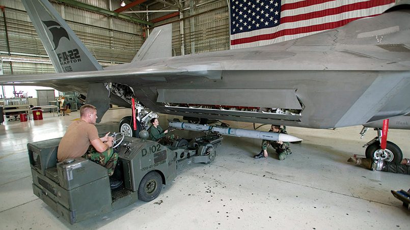 Загрузка ракеты AIM-120 в американский истребитель F-22 / Фото: © ВВС США