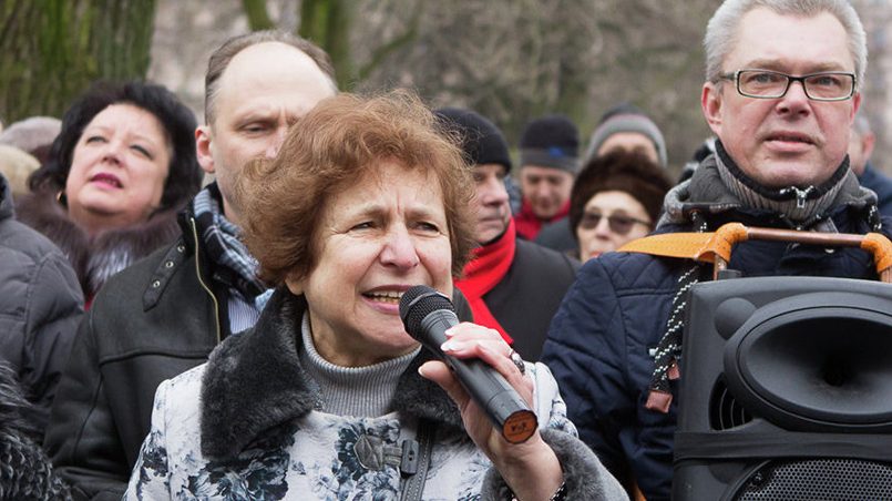 Татьяна Жданок на акции протеста против перевода школ на латышский язык обучения / Фото: Baltnews