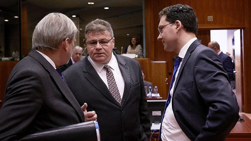 Министр иностранных дел Линас Линкявичюс (в центре) на заседании министров в Брюсселе / Фото: sputniknews.lt