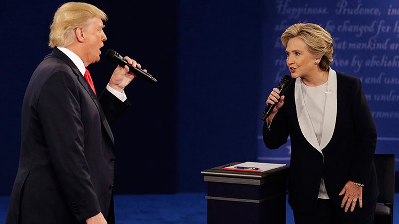 Дональд Трамп и Хиллари Клинтон во время дебатов, 2016 год / Фото: gazeta.ru