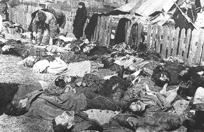 Свезенные на идентификацию и похороны трупы поляков — жертв резни, 26 марта 1943 года
