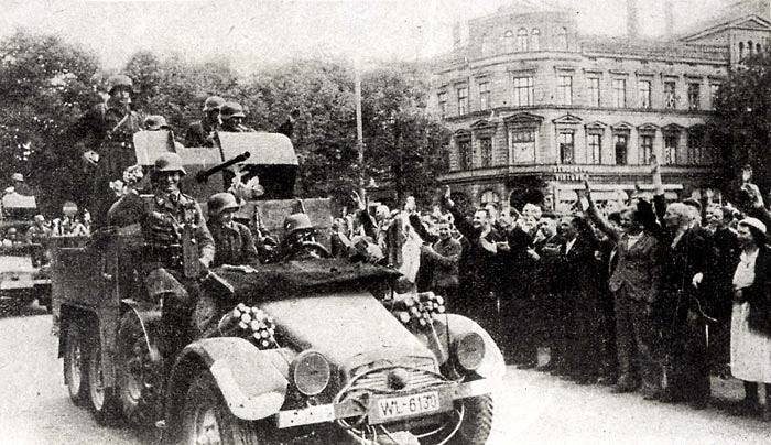 Встреча нацистских войск в Риге. Группа поддержки