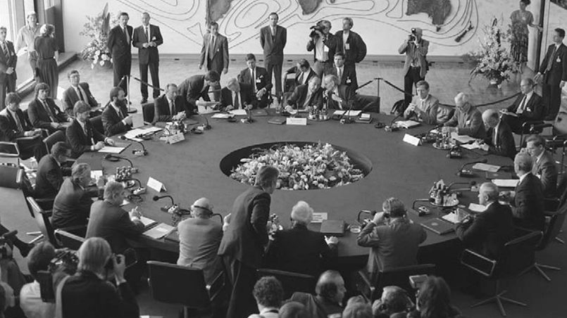 Первый официальный раунд переговоров формата «два плюс четыре», в составе шести министров иностранных дел, 5 мая 1990 г. в Бонне. Фото: Bundesbildstelle / Presseund Informationsamt der Bundesregierung.