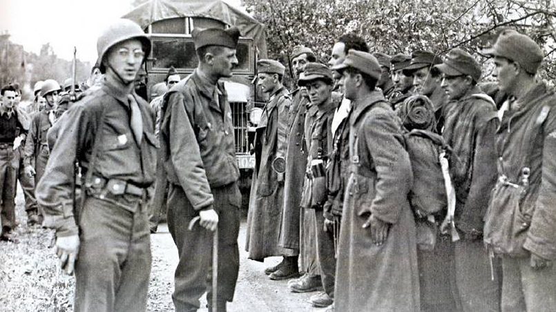 Французские эсэсовцы перед расстрелом, рекламный плакат бельгийской дивизии СС «Валлония» / Фото facebook.com