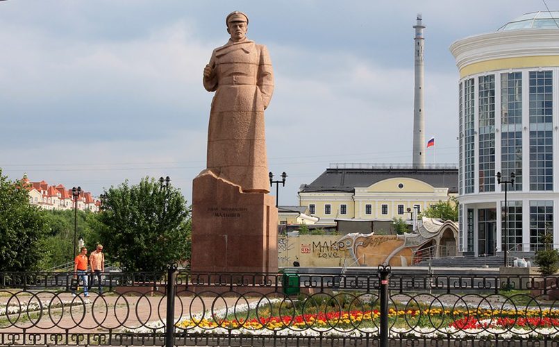 Памятник революционеру Ивану Малышеву был установлен в 1977 году точно на перекрёстке улиц Малышева и 8 Марта / Фото: yandex.ru