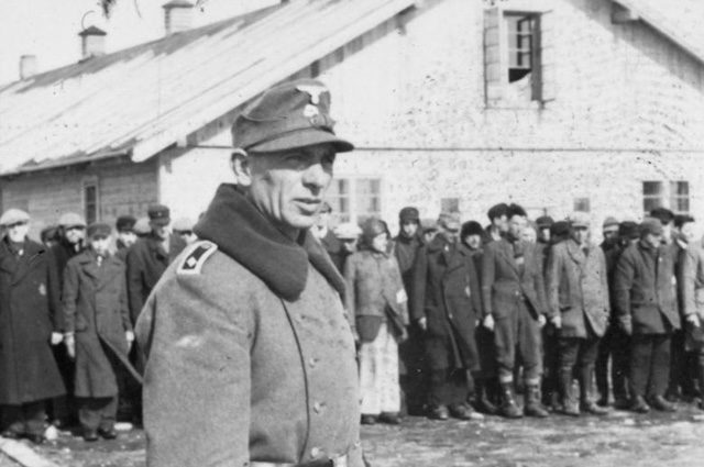 Возле лагерного барака. Декабрь 1941 г. Фото: Commons.wikimedia.org / Bundesarchiv