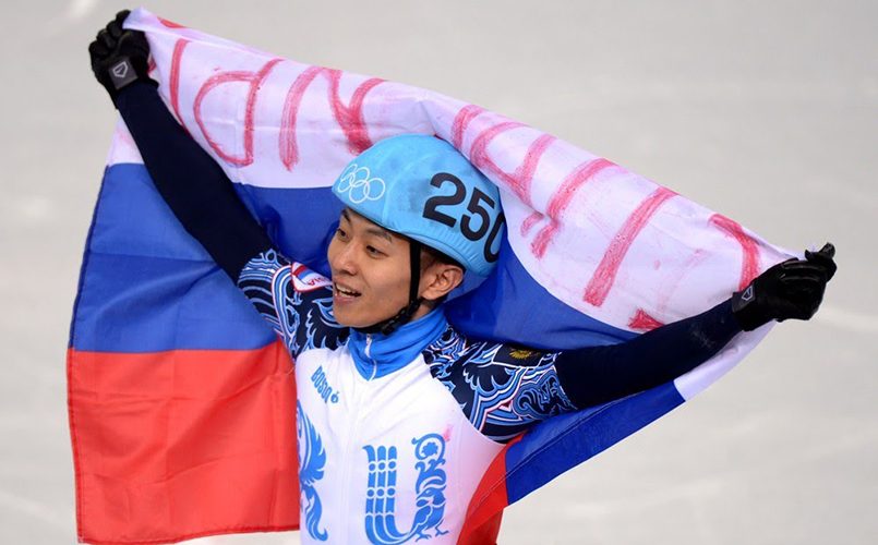 На Олимпиаде в Сочи в 2014 году российский конькобежец корейского происхождения Виктор Ан завоевал три золота в шорт-треке, в том числе в эстафете / Фото: youtube.com