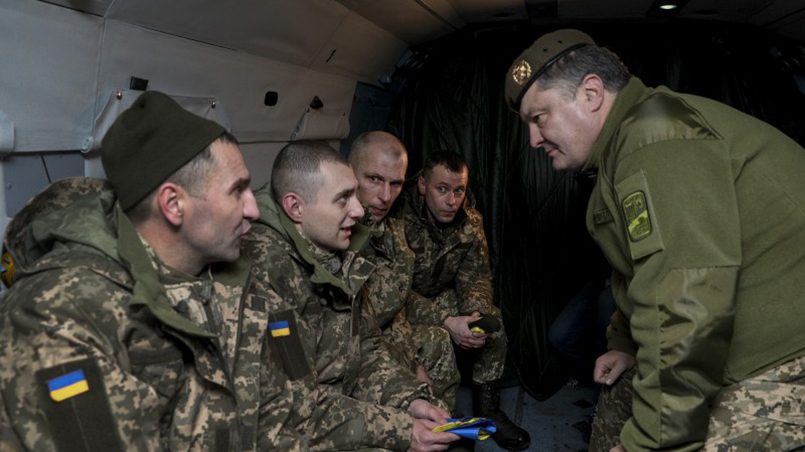 Порошенко встречает освобожденных украинских военных / Фото: пресс-служба президента Украины