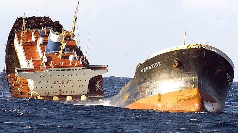Крушение танкера Prestige в 210 км от берегов испанской Галисии в 2002 году / Фото: Berliner Zeitung