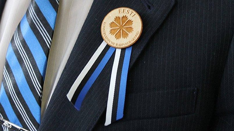 Значок с символикой Консервативной партии Эстонии (EKRE) / Фото: BaltNews.ee