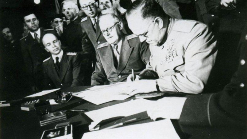 Фото: Маршал Советского Союза Г. К. Жуков подписывает декларацию о поражении Германии Источник: www.rgakfd.ru