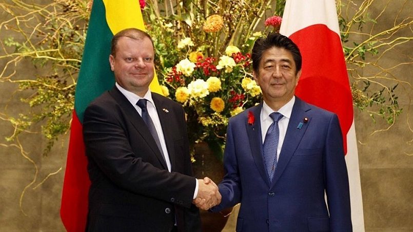 Премьер-министр Литвы Саулюс Сквернялис (слева) и премьер-министр Японии Синдзо Абэ / фото: lrv.lt