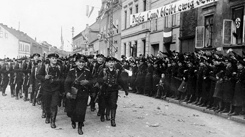 Немецкие солдаты маршируют в Мемеле / Фото: ИноСМИ