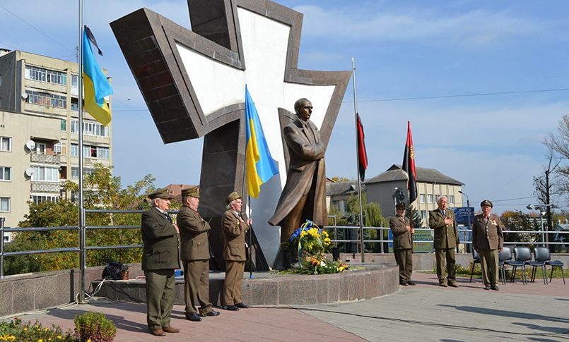 Памятник Степану Бандере в Ивано-Франковске