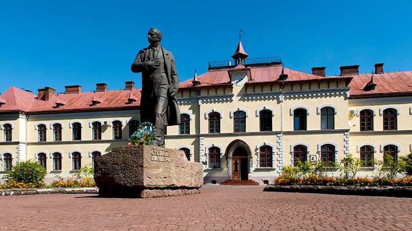 Памятник Бандере у стен Львовского национального аграрного университета / Фото: kray.org.ua