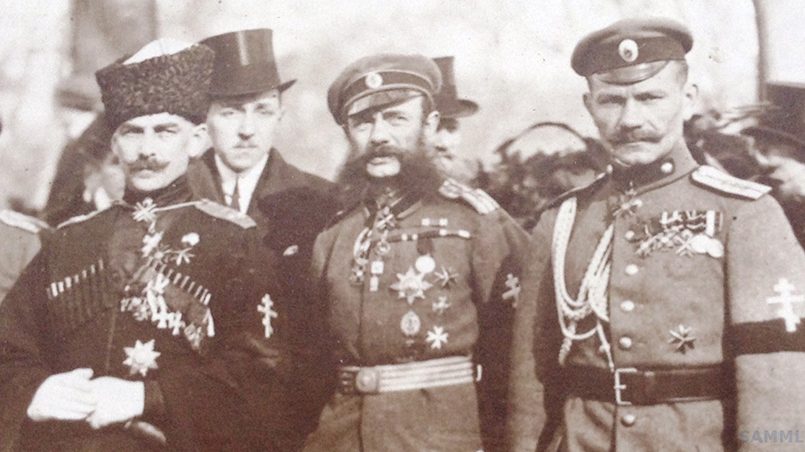 Бермондт-Авалов с офицерами штаба