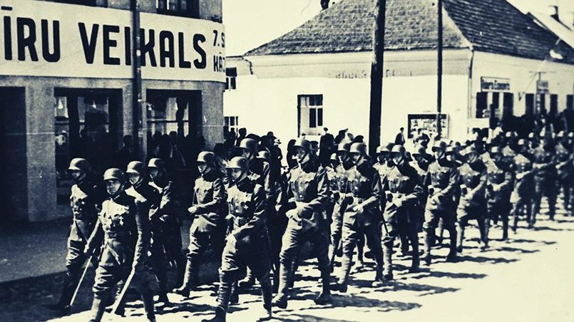 Латышские айзсарги, добровольные помощники немецких оккупантов, охотно арестовывали советских партизан, часто своих же соотечественников