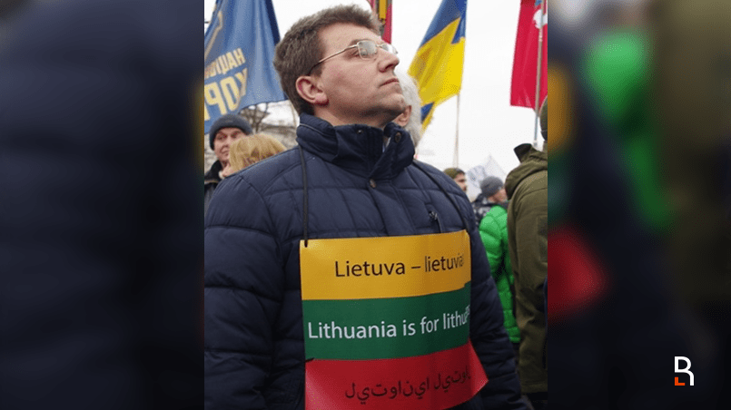 Надпись «Литва для литовцев» / Коллаж RuBaltic.Ru