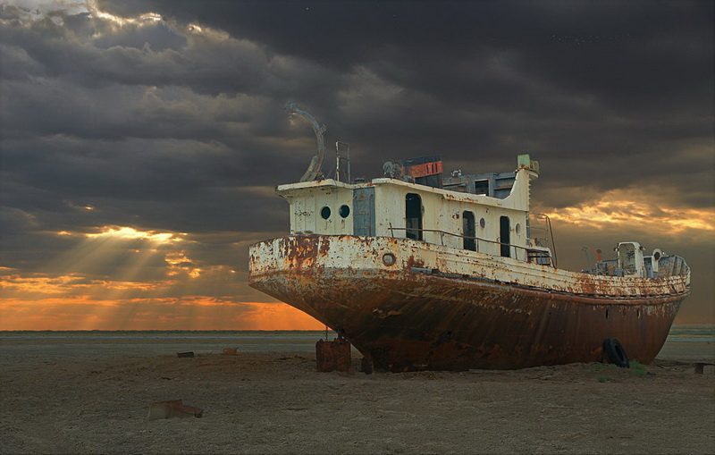 Обмелевшее дно Аральского моря / Фото: visituzbekistan.travel