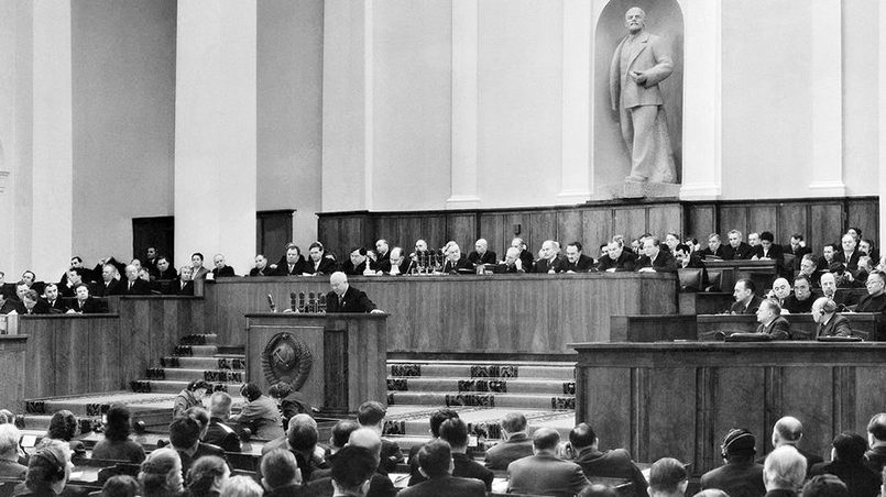 Первый секретарь ЦК КПСС Никита Хрущев выступает на ХХ съезде КПСС в Кремле, 1956 год / Фото: Газета.Ру