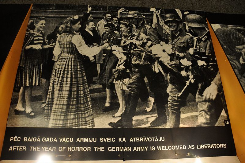 Подпись под стендом гласит: «После года ужаса германская армия приветствовалась в качестве освободителей» / Источник: staticflickr.com